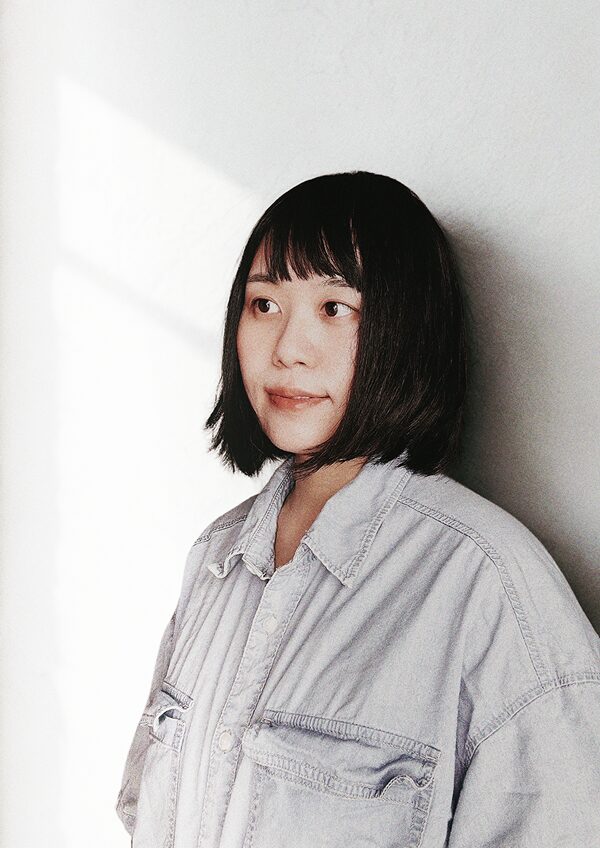 デニムシャツを着た女性のポートレート写真