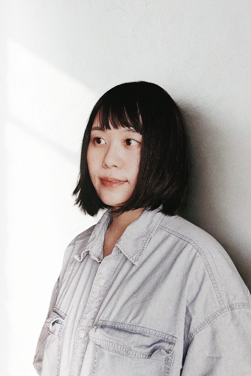デニムシャツを着た女性のポートレート写真