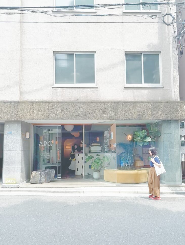 穿著休閒的女性佇立在店面門口的場景。