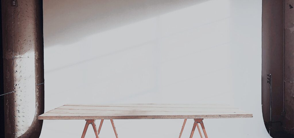 擺放著木製桌子的室內空間