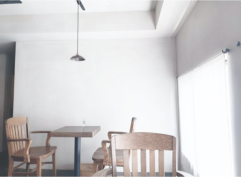 擺放著木桌和椅子的室內影像。