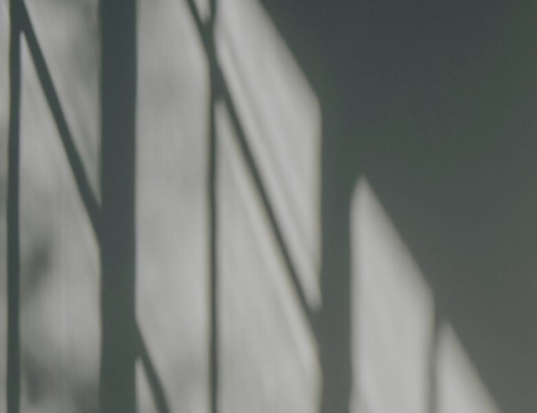 牆壁上映照著影子