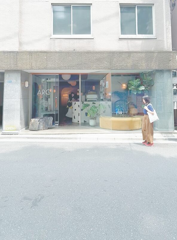 穿著休閒的女性佇立在店面門口的場景。