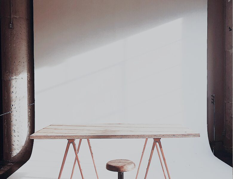 擺放著木製桌子的室內空間