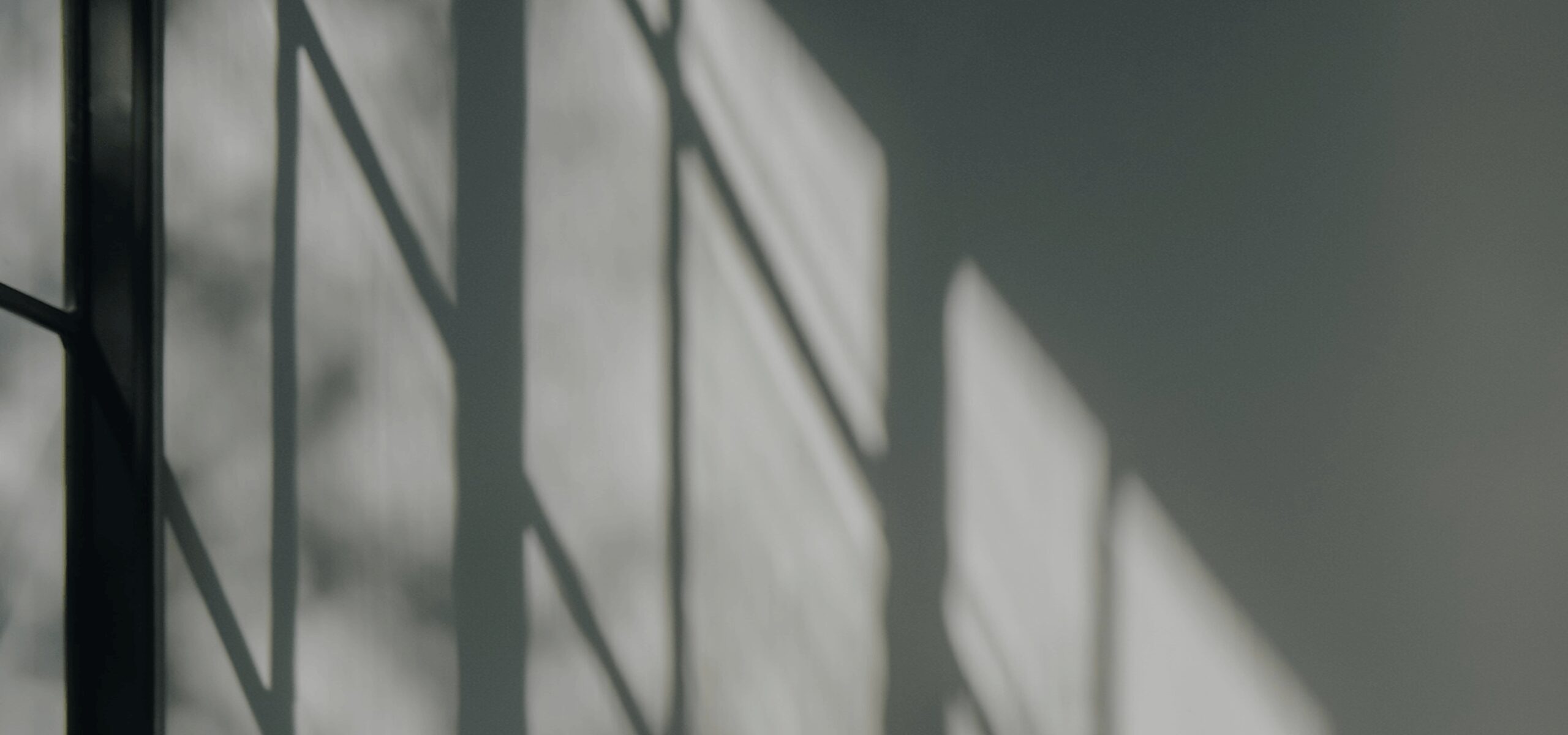 牆壁上映照著影子