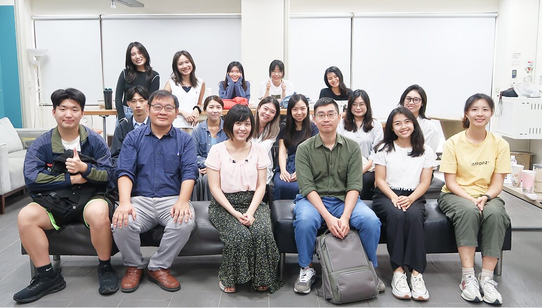 演講結束後，講師與所有參與者的開心團體合照