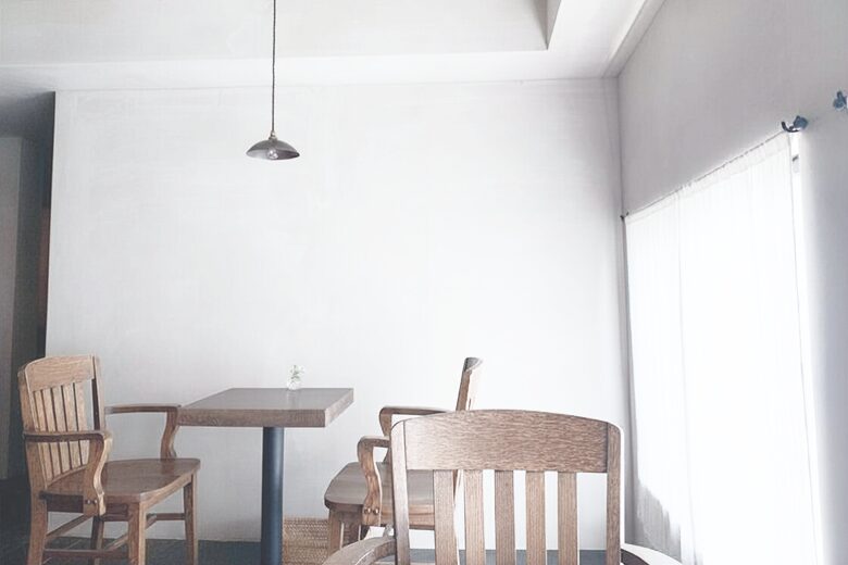 擺放著木桌和椅子的室內影像。