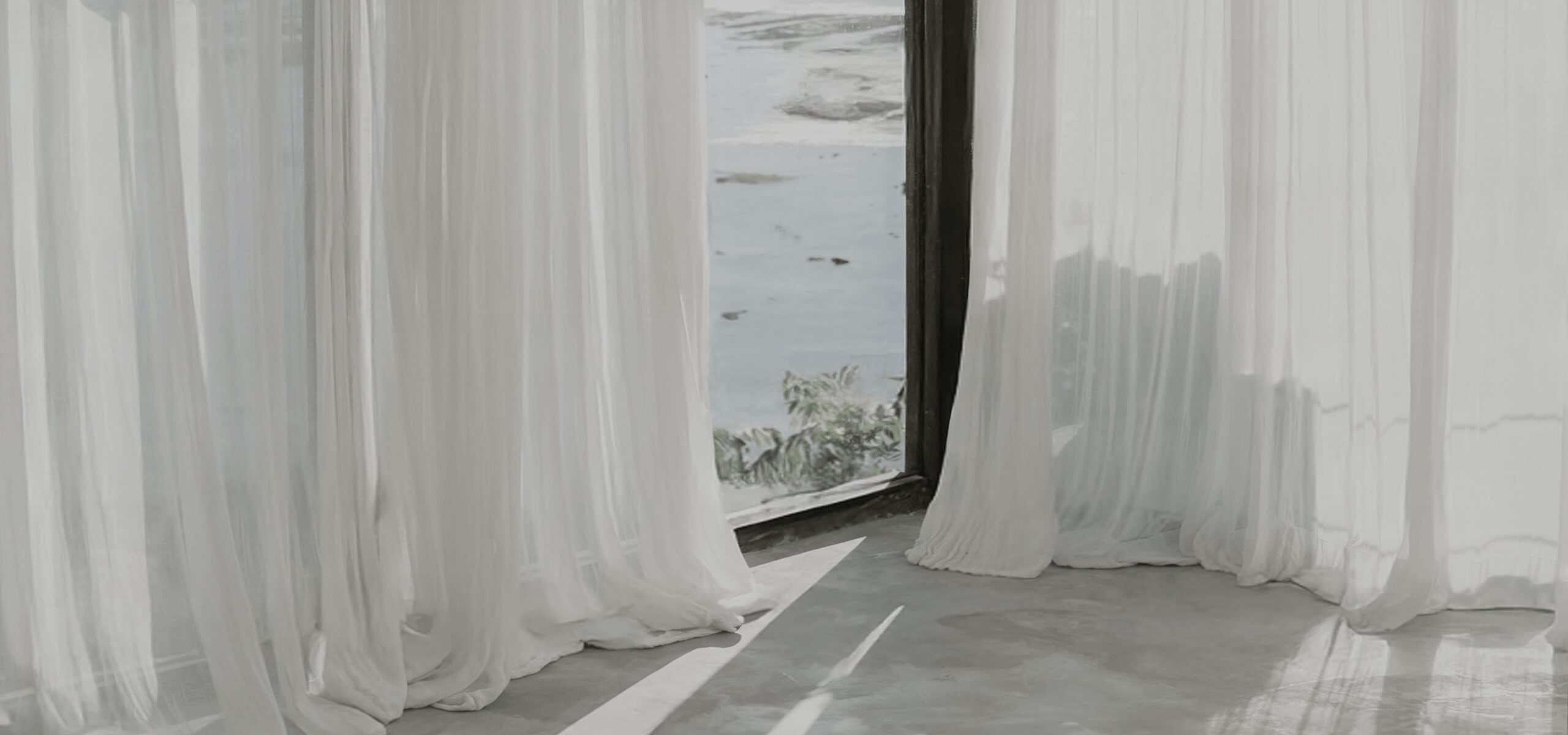 一面窗戶，白色的蕾絲窗簾隨著微風輕輕飄動